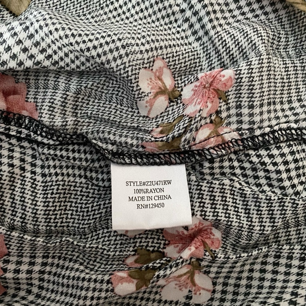 Fred David 2X Floral Graphic Button Down Popover Blouse – Black & White, Rayon - Picture 7 of 7